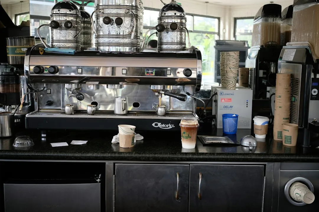 Кофейная стойка с эспрессо-машиной и чашками: в малой кофейне оборудование и бариста решают всё
